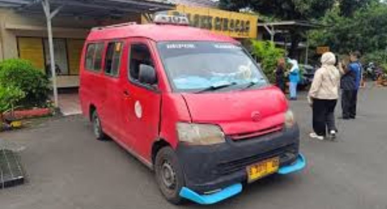 Aksi Nekat Sopir Angkot Jaktim Pecah Kaca dan Lawan Arus