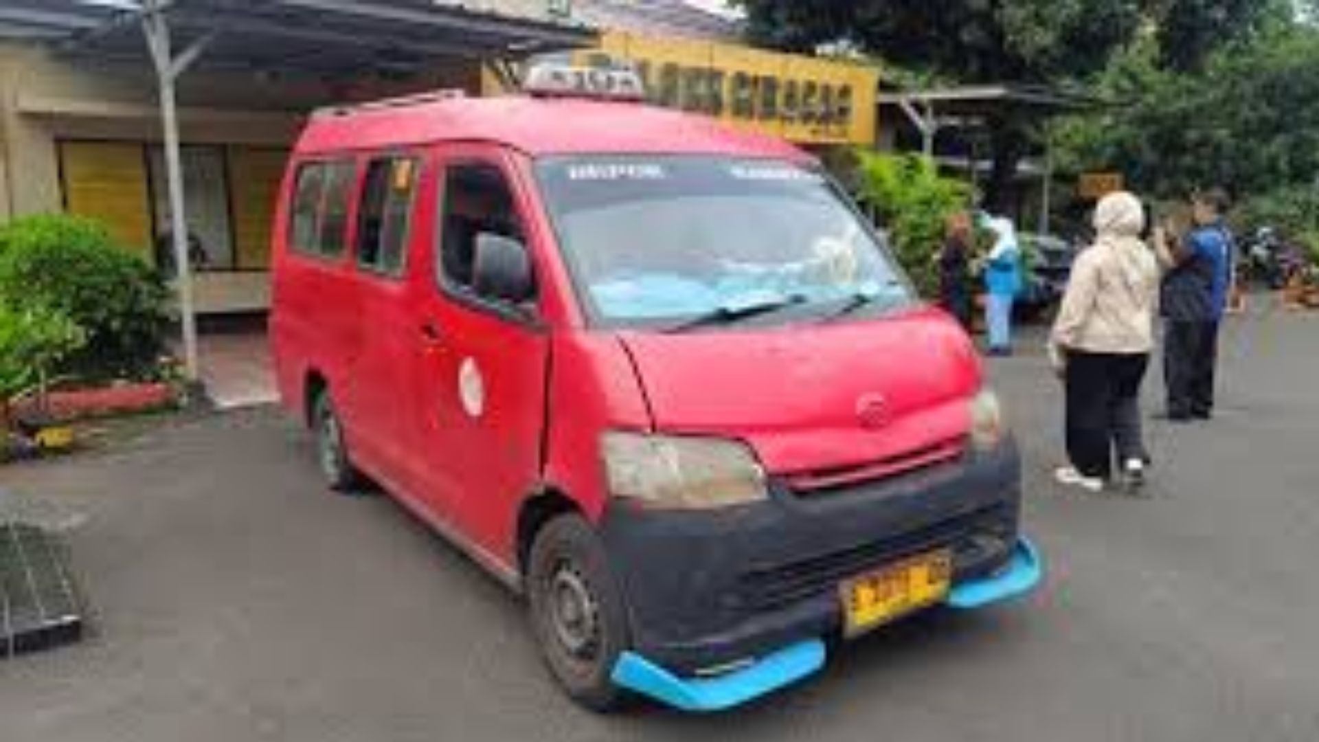 Aksi Nekat Sopir Angkot Jaktim Pecah Kaca dan Lawan Arus