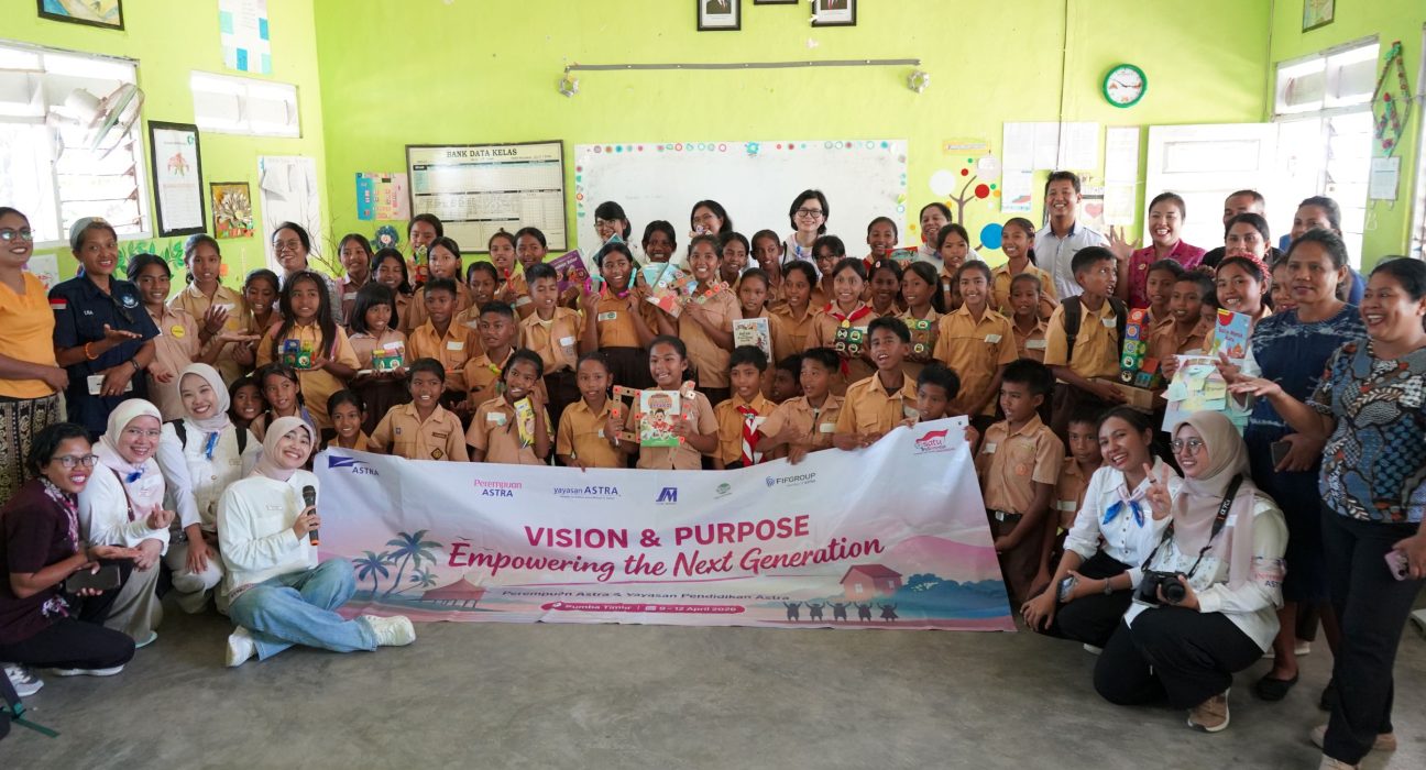 Penyerahan bantuan pendidikan Astra kepada sekolah binaan di Sumba NTT