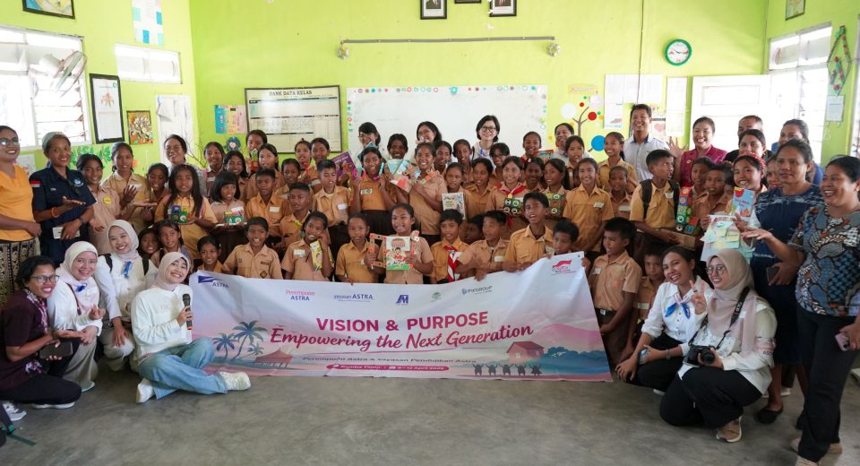 Penyerahan bantuan pendidikan Astra kepada sekolah binaan di Sumba NTT