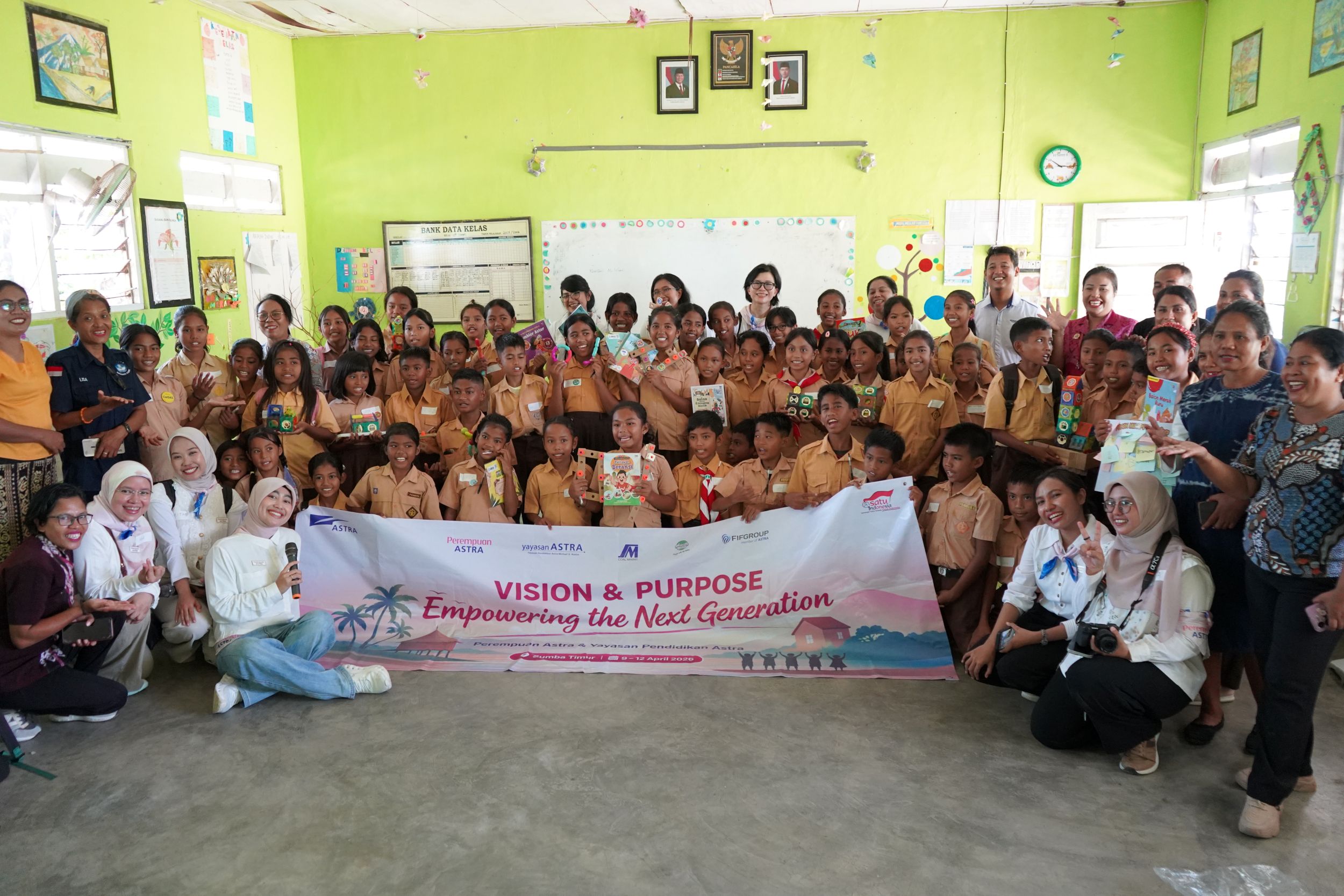 Penyerahan bantuan pendidikan Astra kepada sekolah binaan di Sumba NTT