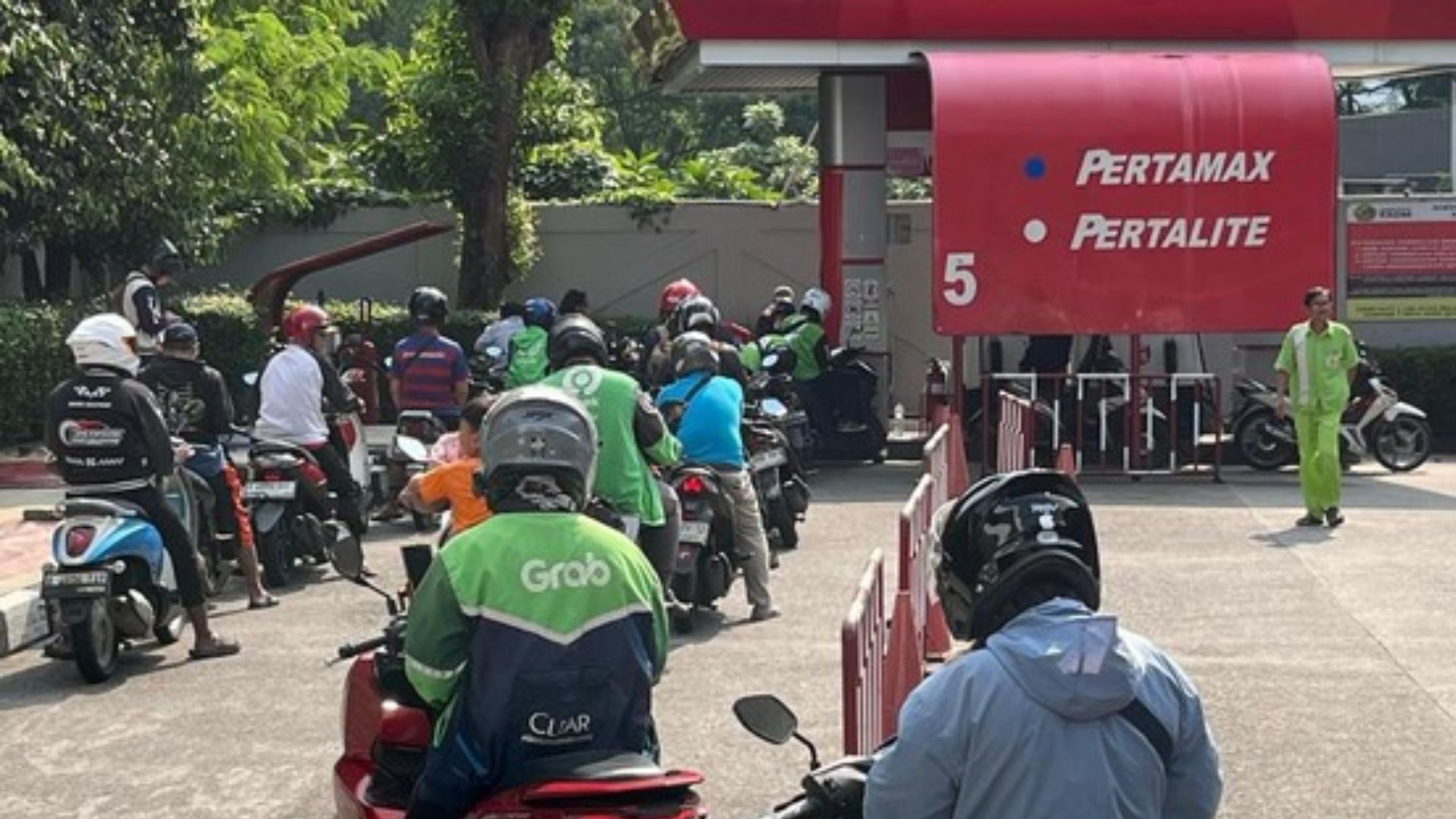 BBM Pertamina Batal Naik, Driver Ojol Lega