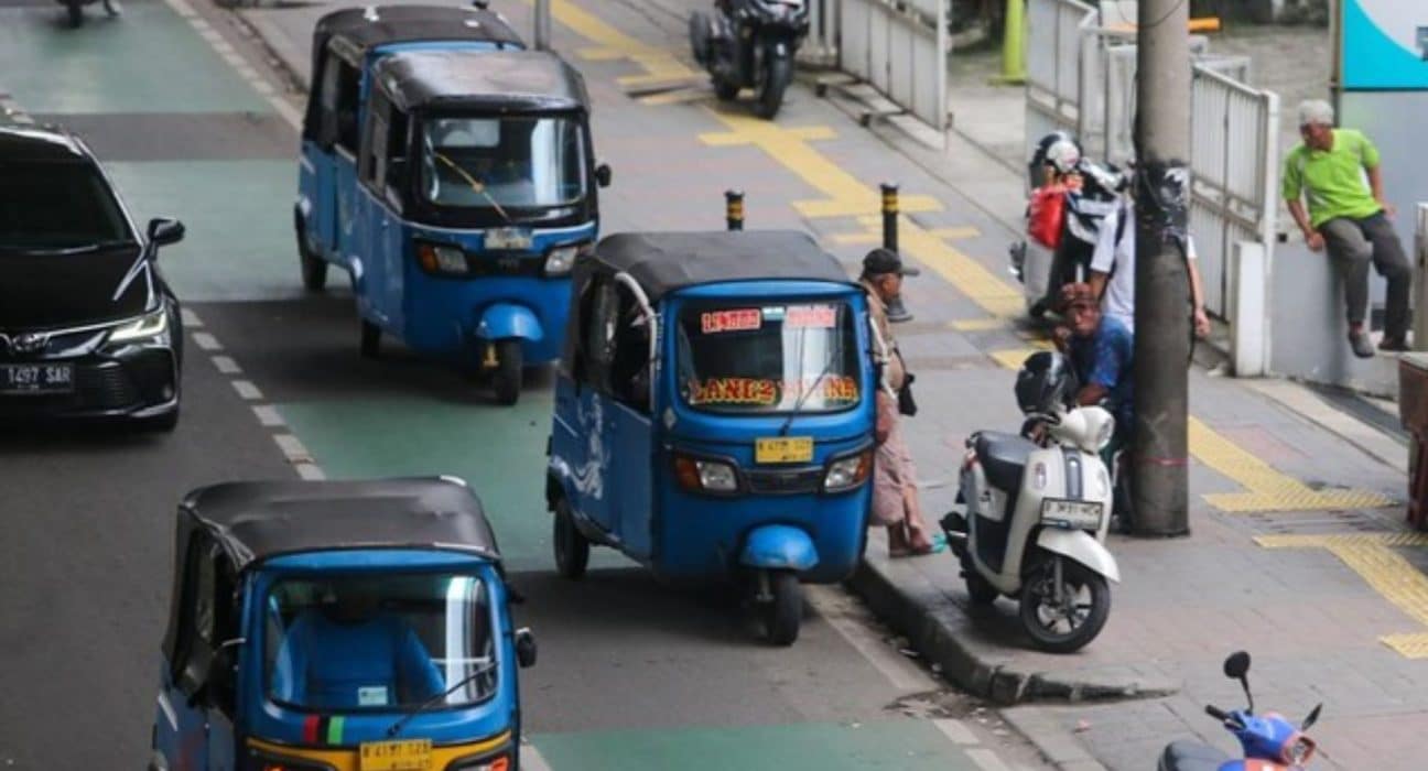 Biang Macet! Bajaj Ngetem di Pasar Mayestik Makan Jalan