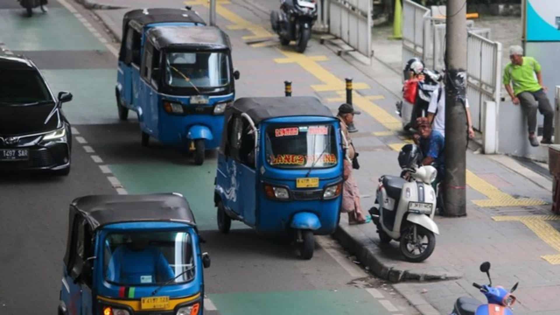 Biang Macet! Bajaj Ngetem di Pasar Mayestik Makan Jalan