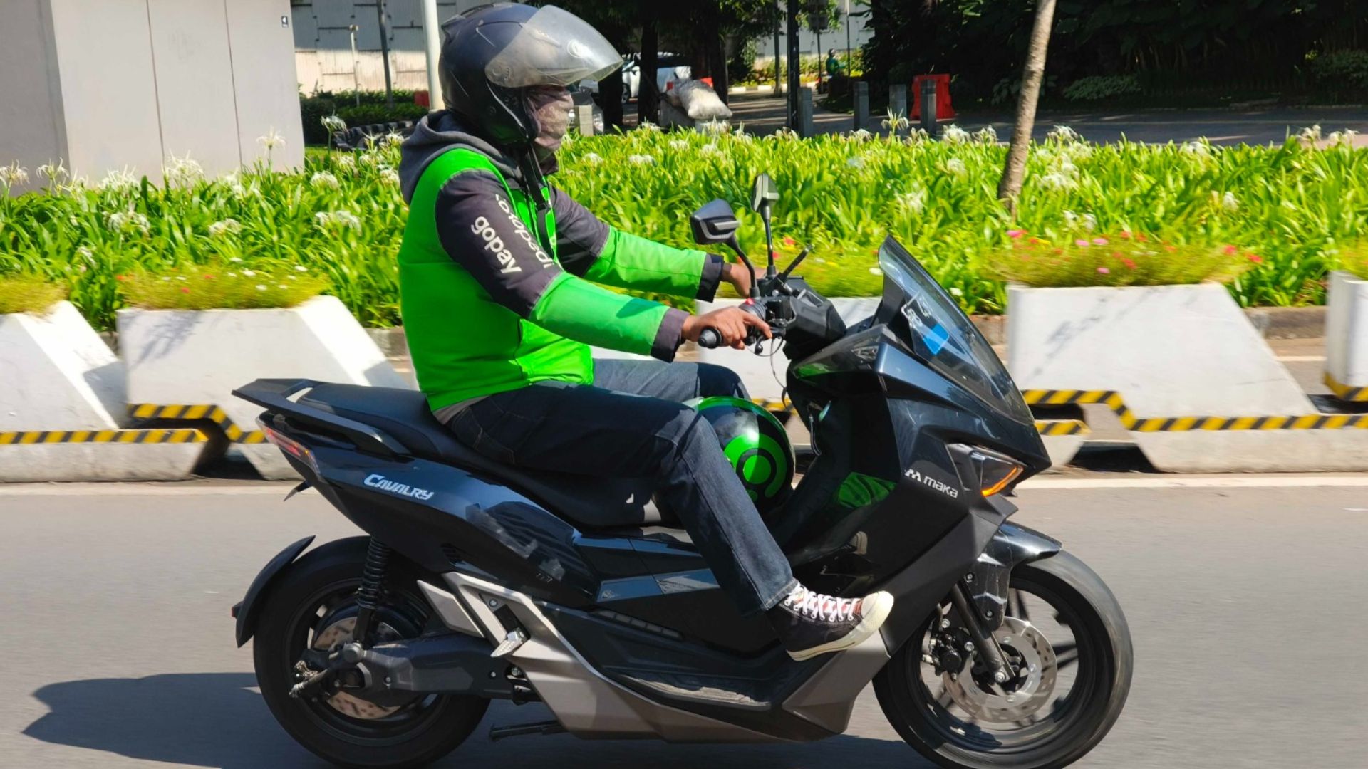 Hemat Biaya, Motor Listrik Jadi Andalan Baru Masyarakat