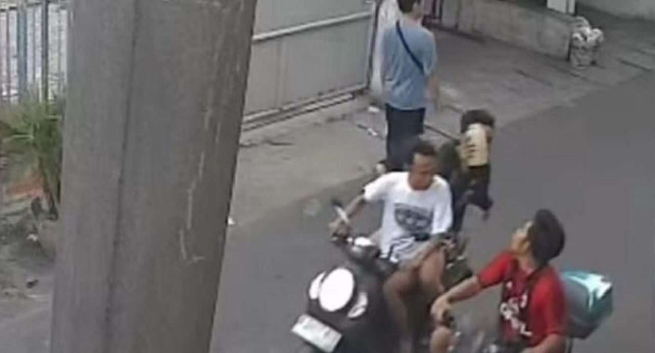 Ngeri! Pemotor Listrik di Cengkareng Disiram Air Keras