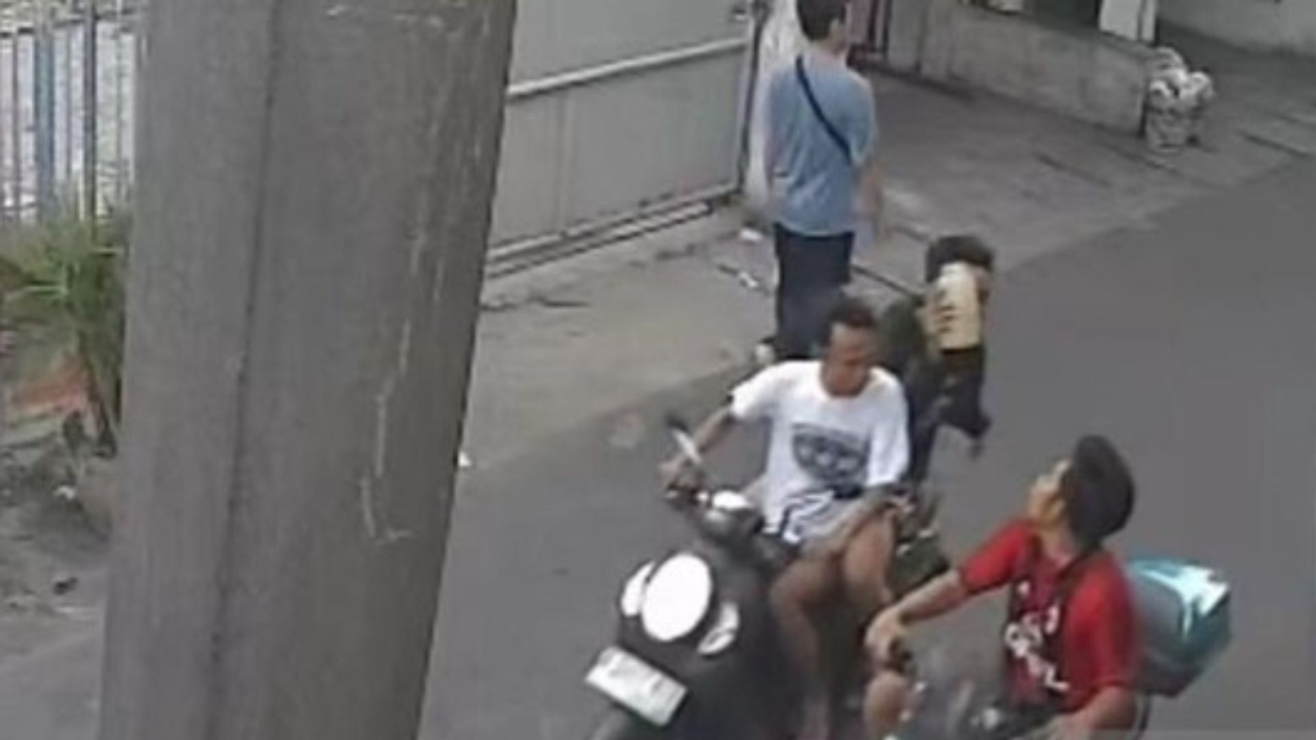 Ngeri! Pemotor Listrik di Cengkareng Disiram Air Keras