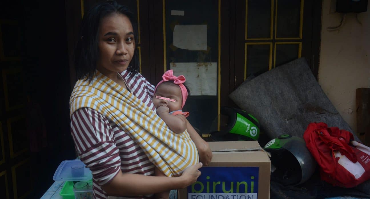 Seorang Ibu, bagian dari aktivitas Biruni Foundation, merawat anak di rumah dengan penuh perhatian