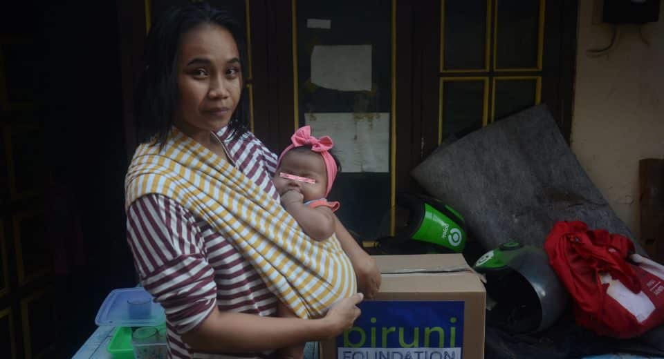Seorang Ibu, bagian dari aktivitas Biruni Foundation, merawat anak di rumah dengan penuh perhatian