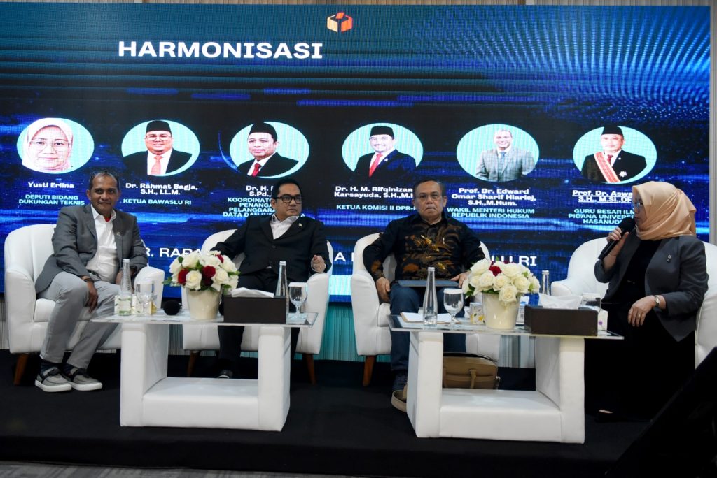 Wakil Menteri Hukum Edward Omar Sharif Hiariej (kiri) bersama Ketua Komisi II DPR RI Muhammad Rifqinizamy Karsayuda (kedua kiri) dan Guru besar Ilmu Pidana Universitas Hasanuddin Prof. Dr. Aswanto (kedua kanan) saat Bawaslu RI menggelar diskusi paradigma dan isu baru KUHP nasional (UU Nomor 1 Tahun 2023) di kantor Bawaslu, Jakarta, Senin (29/6/2026).