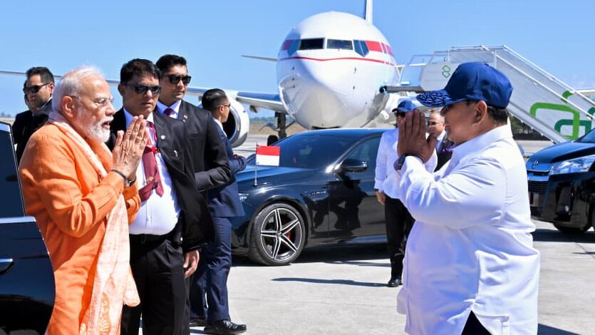 Presiden Prabowo Subianto menyambut Perdana Menteri India Narendra Modi setibanya di Bandara Internasional Yogyakarta sebelum mengunjungi Candi Prambanan, Rabu (8/7/2026).
