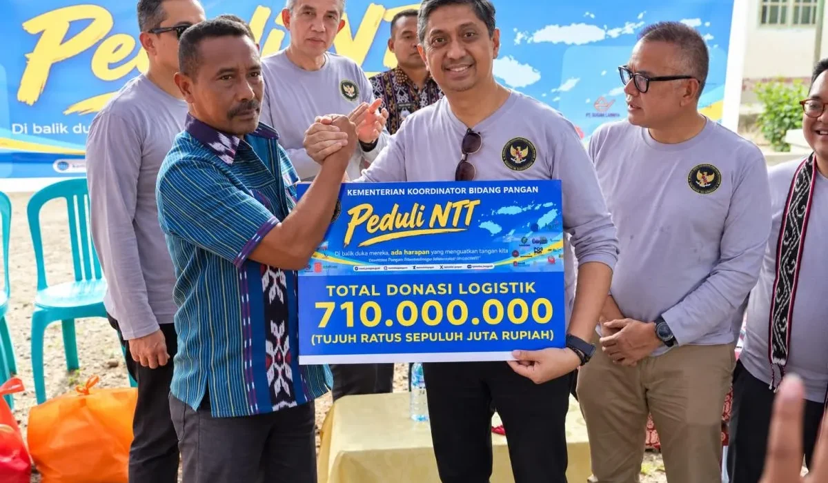 Kemenko Pangan menyerahkan bantuan kepada masyarakat terdampak gempa di Kabupaten Ngada, NTT, Kamis (24/9/2026). (ANTARA/HO-Kemenko Pangan)