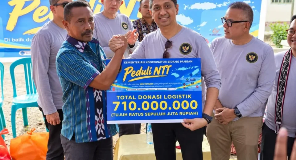 Kemenko Pangan menyerahkan bantuan kepada masyarakat terdampak gempa di Kabupaten Ngada, NTT, Kamis (24/9/2026). (ANTARA/HO-Kemenko Pangan)