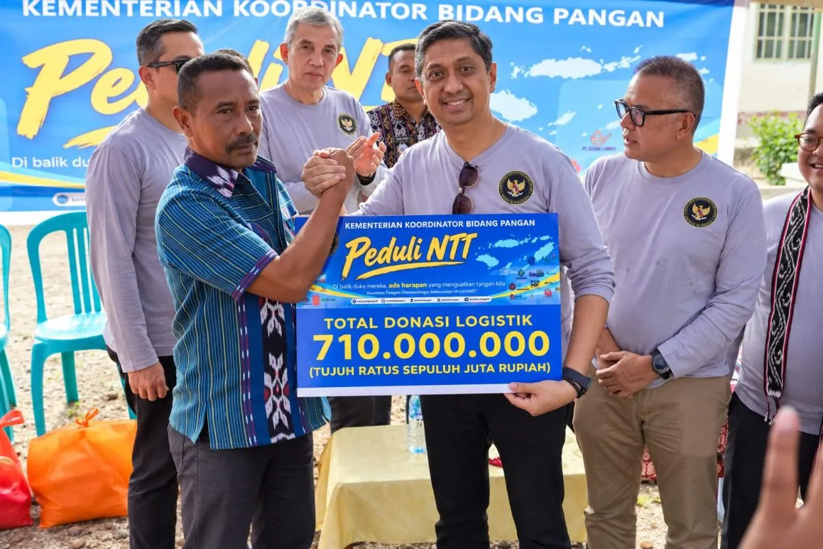 Kemenko Pangan menyerahkan bantuan kepada masyarakat terdampak gempa di Kabupaten Ngada, NTT, Kamis (24/9/2026). (ANTARA/HO-Kemenko Pangan)