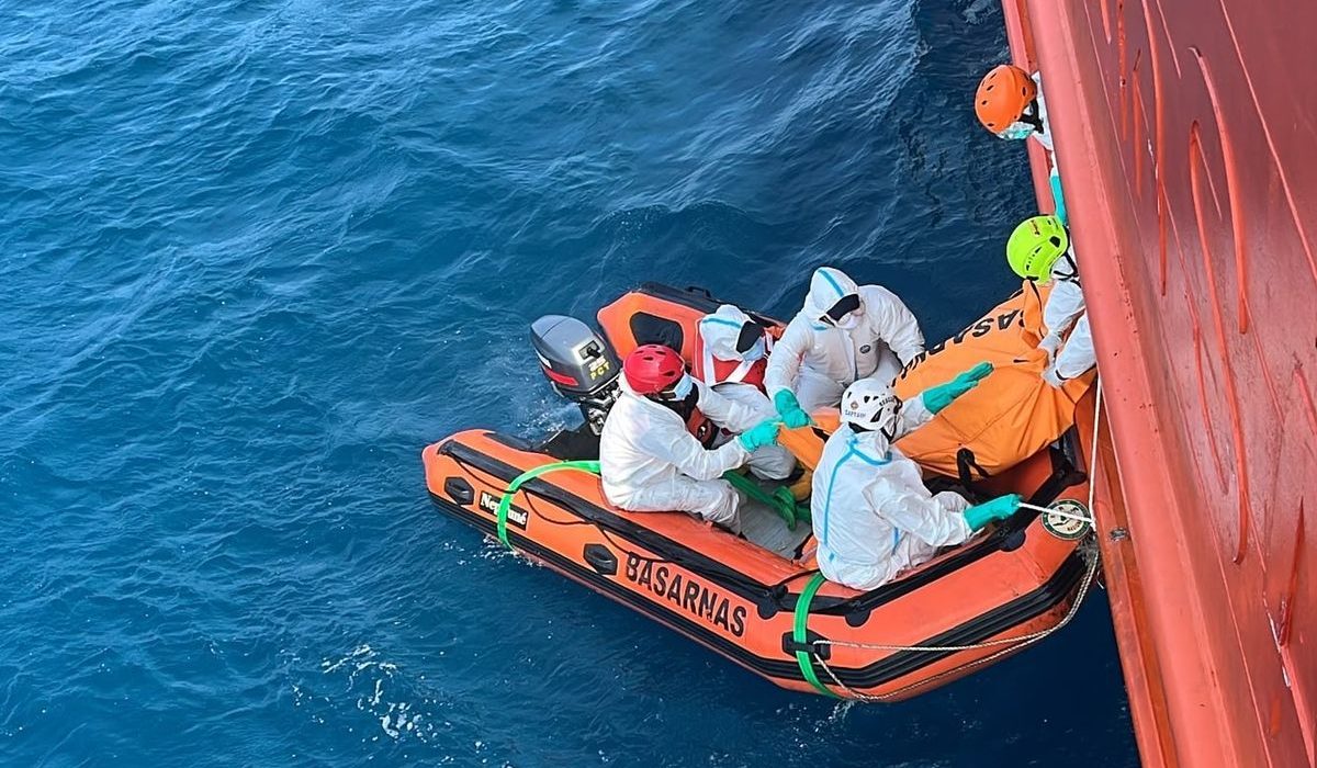 Proses evakuasi korban KMP Virgo Transport 8 yang ditemukan penyelam di dalam bangkai kapal yang tenggelam di Laut Jawa (Dok.Basarnas)