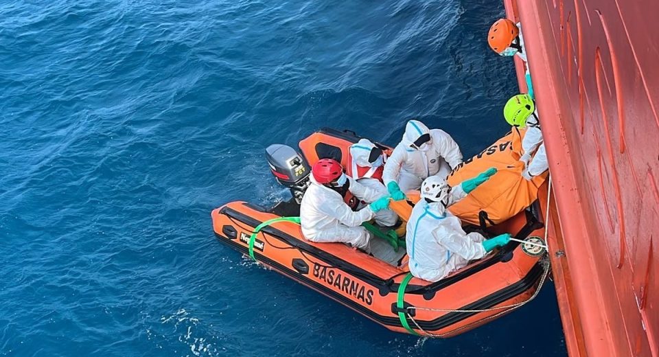 Proses evakuasi korban KMP Virgo Transport 8 yang ditemukan penyelam di dalam bangkai kapal yang tenggelam di Laut Jawa (Dok.Basarnas)