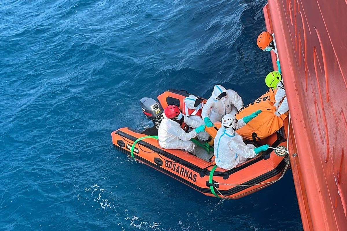 Proses evakuasi korban KMP Virgo Transport 8 yang ditemukan penyelam di dalam bangkai kapal yang tenggelam di Laut Jawa (Dok.Basarnas)
