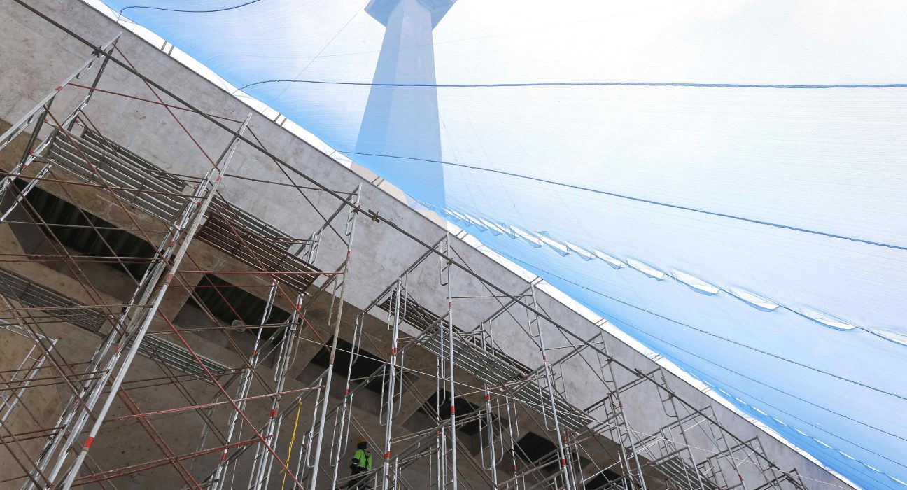 Pekerja membersihkan sisi Tugu Monas di Jakarta.