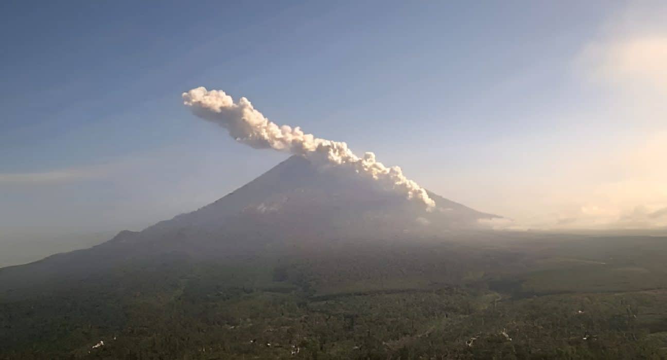 Gunung Semeru mengeluarkan kolom abu vulkanik setinggi 1 kilometer saat erupsi di Jawa Timur pada 17 Oktober 2026.