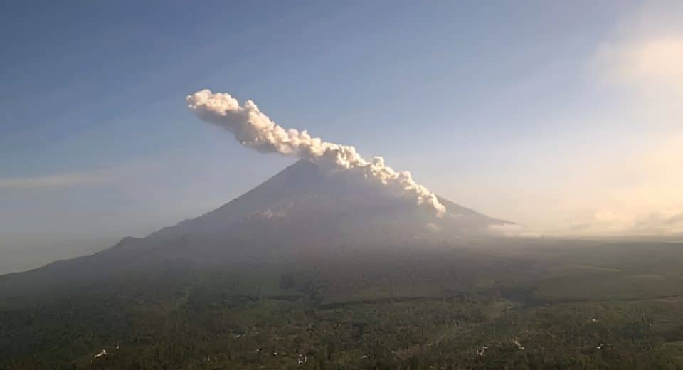Gunung Semeru mengeluarkan kolom abu vulkanik setinggi 1 kilometer saat erupsi di Jawa Timur pada 17 Oktober 2026.