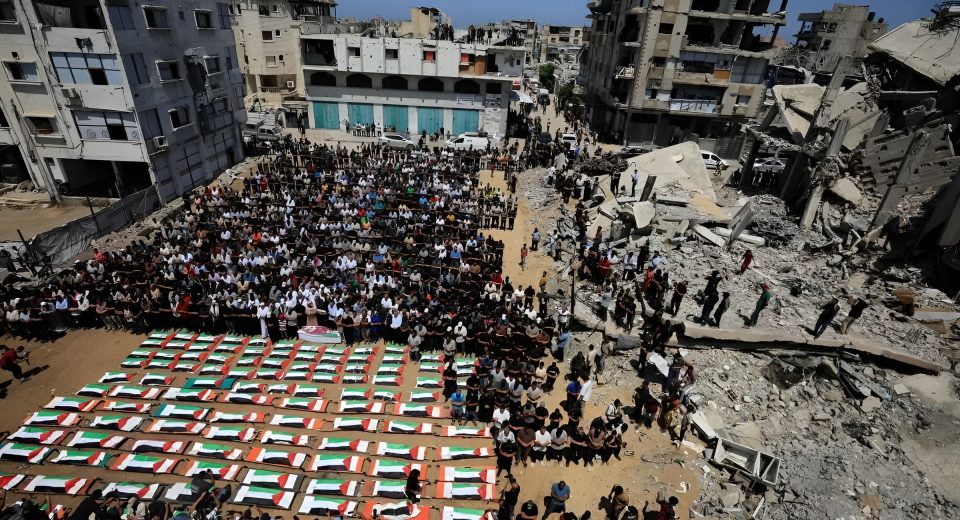 Warga Palestina meninggalkan rumah mereka di Hebron, Tepi Barat, di tengah operasi militer Israel pada Oktober 2026.