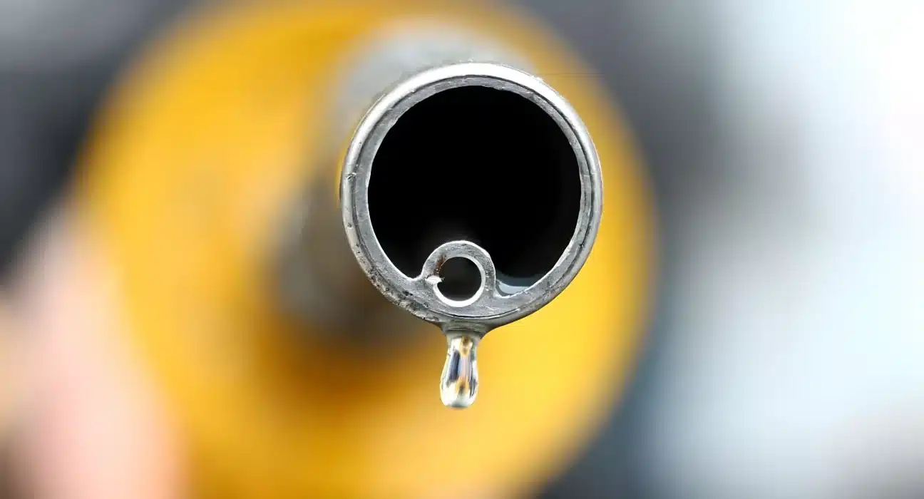 minyak mentah dunia saat harga Brent menembus US$110 per barel di tengah ketidakpastian pasokan energi global.