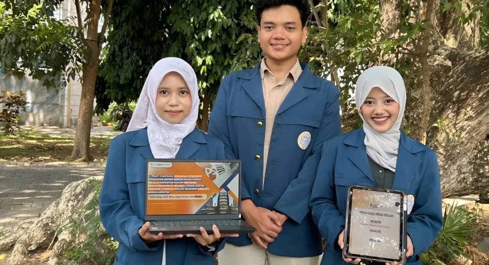 Tim Diam Diam Aja Nyak dari UNAIR meraih juara pertama PRISMA 2026 melalui gagasan G-TRUST Campaign.