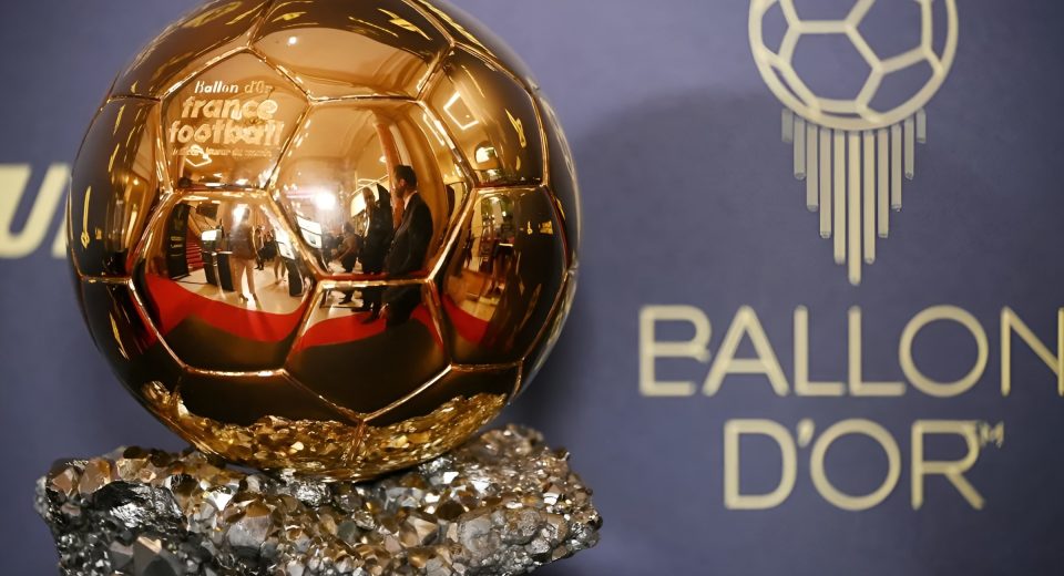 Trofi Ballon d'Or sebagai penghargaan individu bergengsi bagi pesepak bola terbaik dunia.