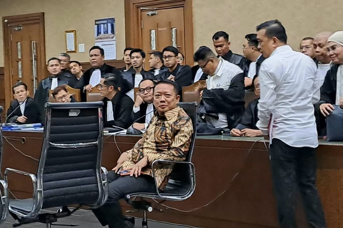 Eks Jampidsus Febrie Adriansyah menjalani sidang perdana di Pengadilan Tipikor Jakarta Pusat