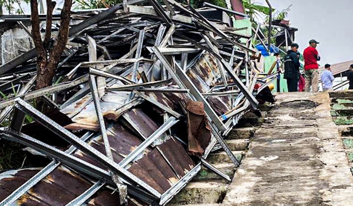 Rumah warga rusak akibat puting beliung di Kecamatan Padalarang, Kabupaten Bandung Barat, Jawa Barat.
