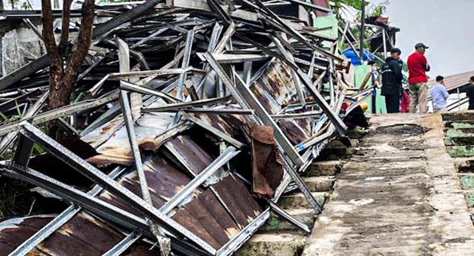 Rumah warga rusak akibat puting beliung di Kecamatan Padalarang, Kabupaten Bandung Barat, Jawa Barat.