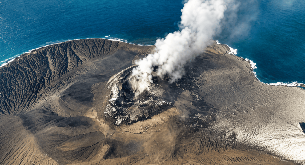 Aktivitas erupsi Gunung Anak Krakatau di perairan Selat Sunda, Lampung Selatan