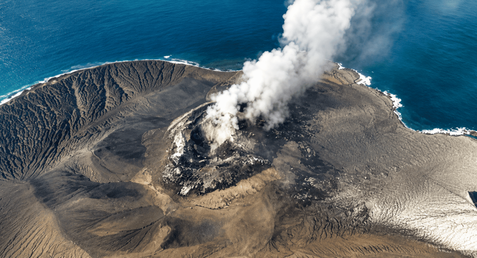 Aktivitas erupsi Gunung Anak Krakatau di perairan Selat Sunda, Lampung Selatan