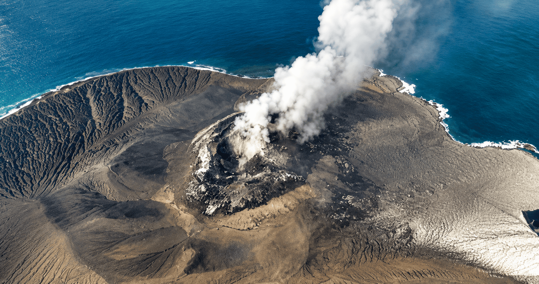 Aktivitas erupsi Gunung Anak Krakatau di perairan Selat Sunda, Lampung Selatan
