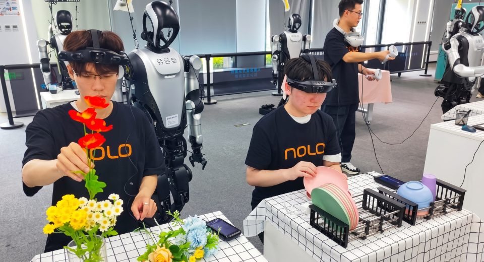 Robot humanoid dilatih melakukan berbagai aktivitas di pusat pelatihan robot di China