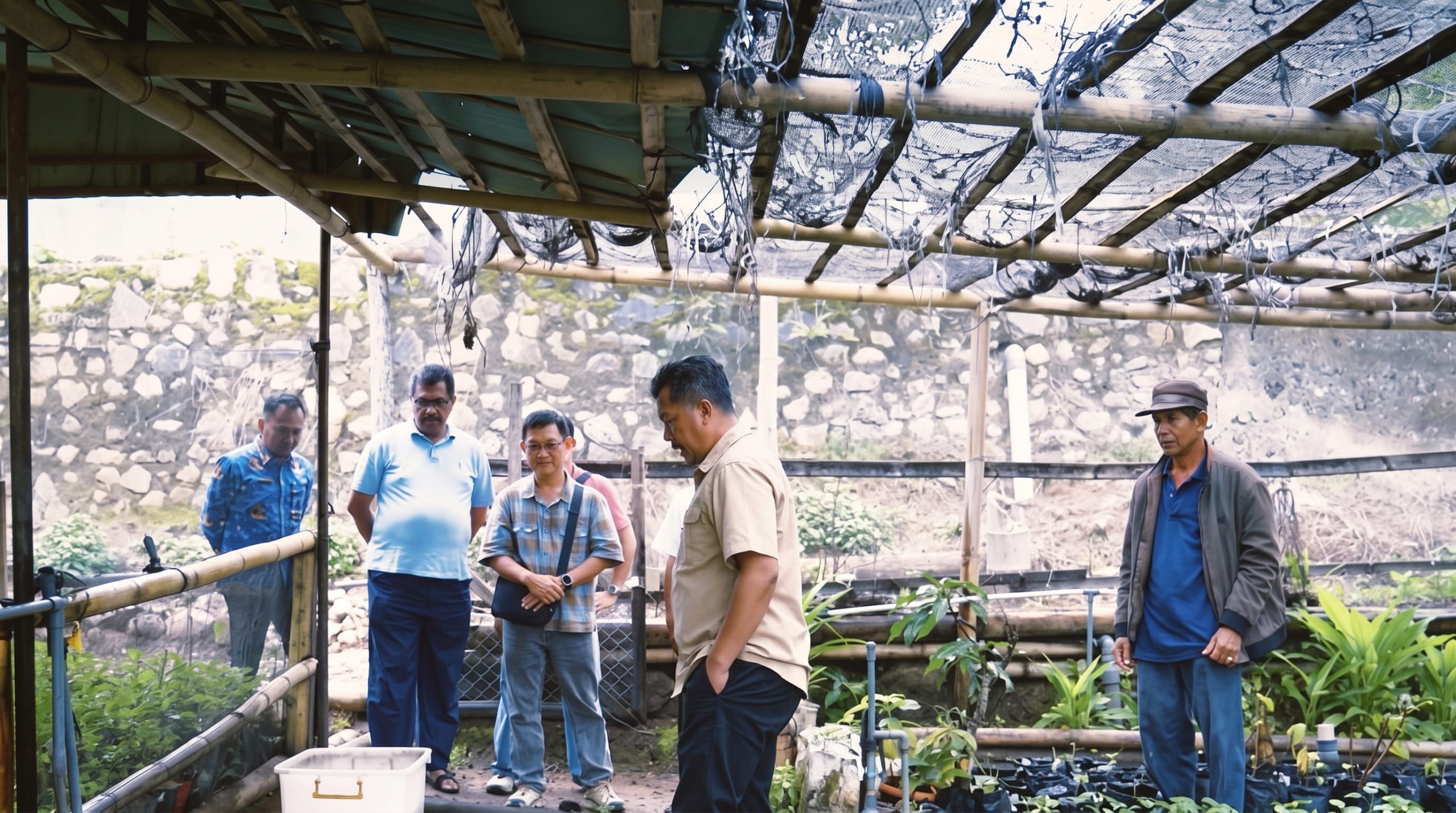 Bupati Kerinci Monadi meninjau tanaman nilam milik petani di Kabupaten Kerinci