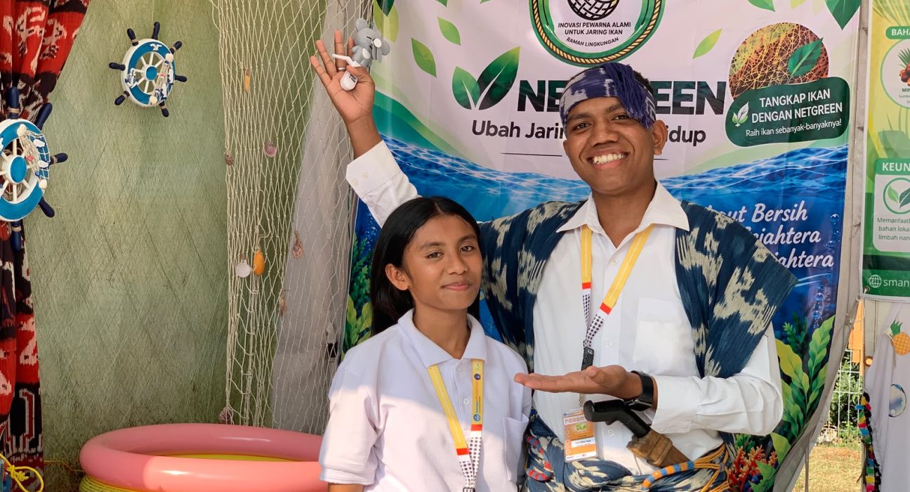 Carli Mayos Talan (kanan) dan Gabriella Gwuen Radjah (kiri) dari SMKN 1 Pandawai, Sumba Timur, Nusa Tenggara Timur, memperkenalkan inovasi jaring ikan Net Green dalam pameran FIKSI Nasional 2026 di Bali, 15 Oktober 2026. Karya yang memanfaatkan pewarna alami daun jati ini berhasil meraih medali emas kategori Rencana Usaha, bidang Agribisnis, Agroteknologi, dan Kemaritiman.