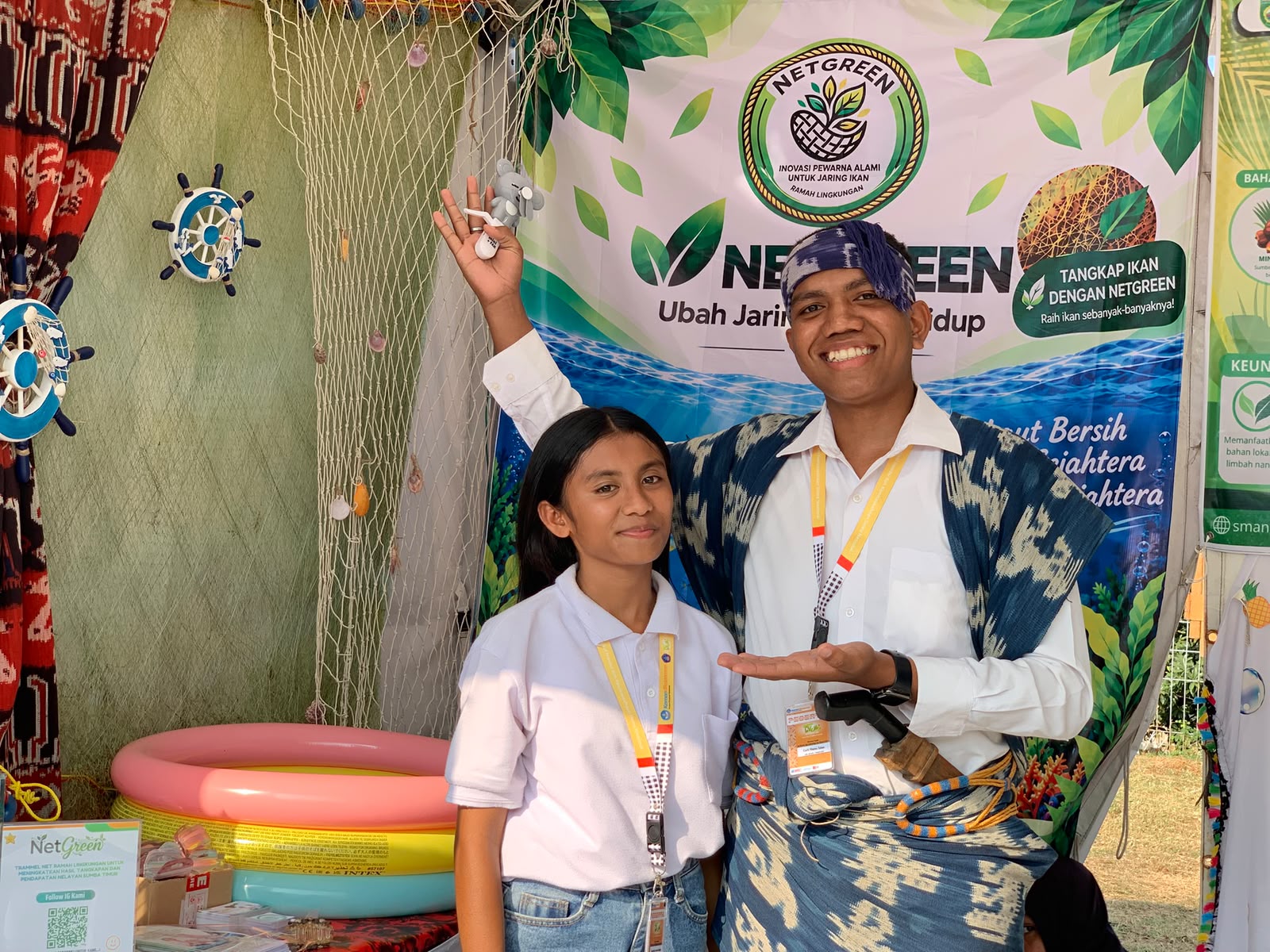 Carli Mayos Talan (kanan) dan Gabriella Gwuen Radjah (kiri) dari SMKN 1 Pandawai, Sumba Timur, Nusa Tenggara Timur, memperkenalkan inovasi jaring ikan Net Green dalam pameran FIKSI Nasional 2026 di Bali, 15 Oktober 2026. Karya yang memanfaatkan pewarna alami daun jati ini berhasil meraih medali emas kategori Rencana Usaha, bidang Agribisnis, Agroteknologi, dan Kemaritiman.