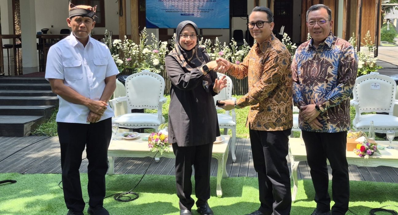 Astra dan Pemerintah Kabupaten Banyuwangi menandatangani kerja sama pembinaan 10 sekolah dasar melalui Yayasan Astra YPA MDR untuk meningkatkan kualitas pendidikan.