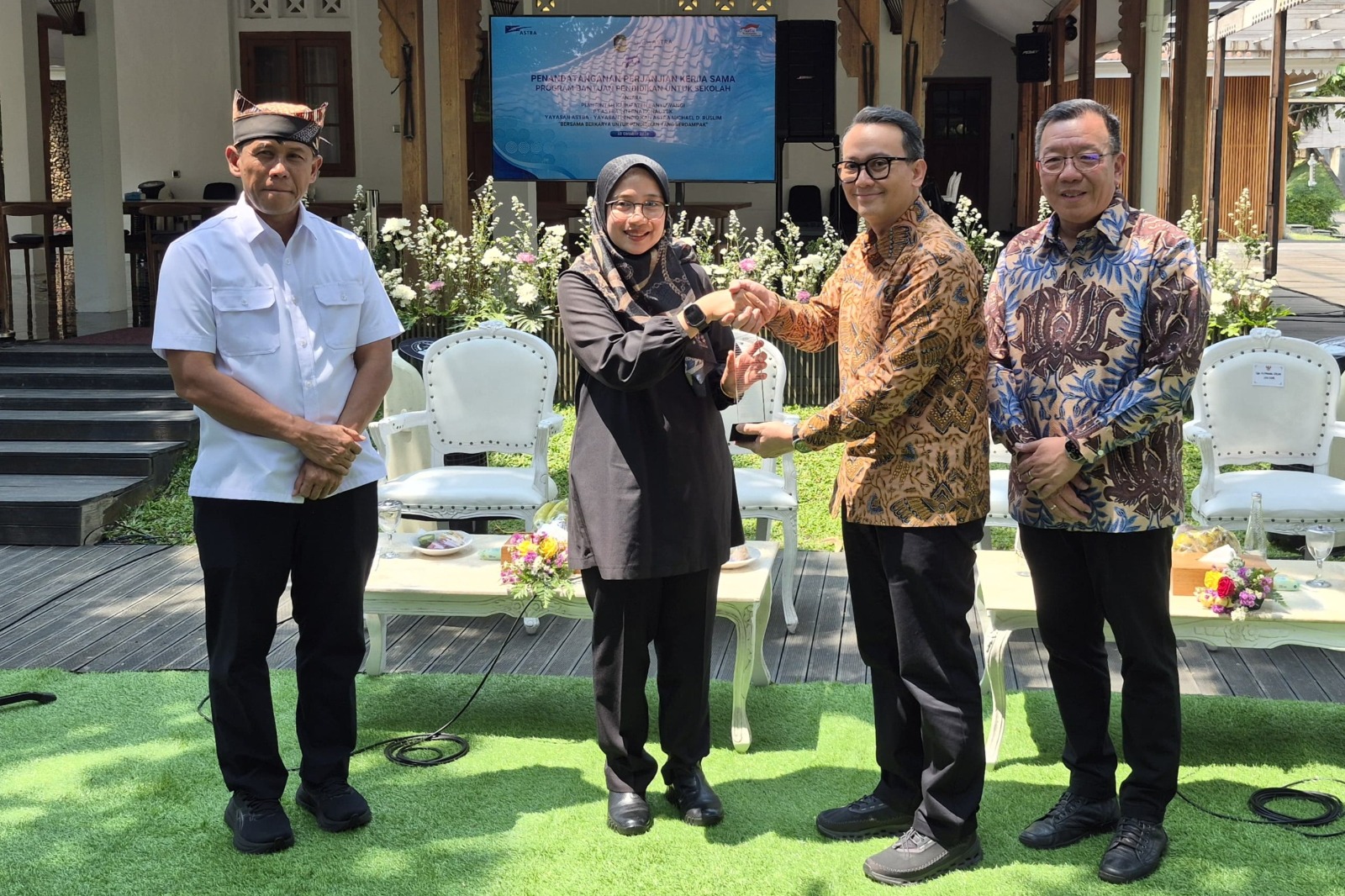 Astra dan Pemerintah Kabupaten Banyuwangi menandatangani kerja sama pembinaan 10 sekolah dasar melalui Yayasan Astra YPA MDR untuk meningkatkan kualitas pendidikan.