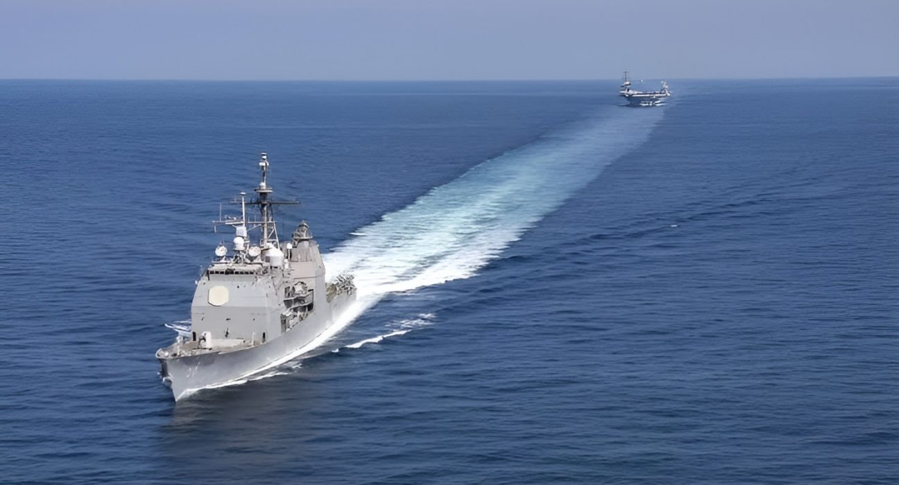 Kapal komersial melintasi Selat Hormuz di tengah operasi pengamanan jalur perdagangan energi oleh militer Amerika Serikat.