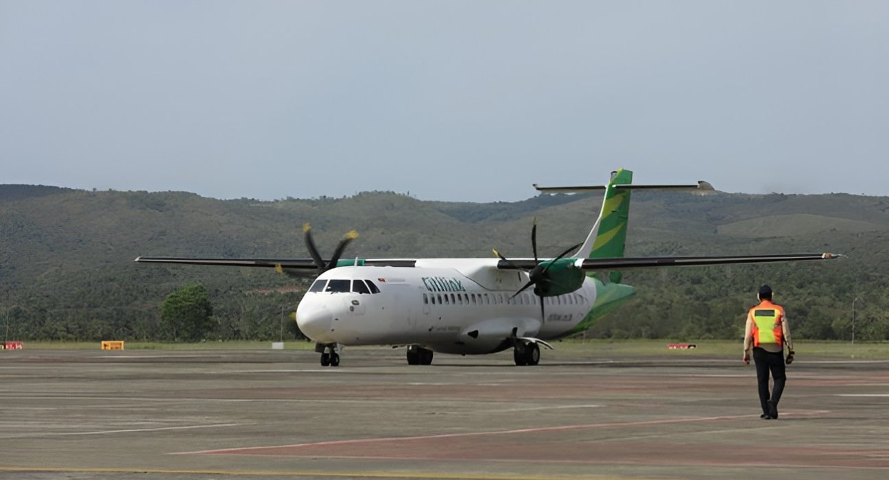 Pesawat Citilink ATR 72-600 yang kembali ke Bandara Halim Perdanakusuma setelah mengalami gangguan roda pendaratan.