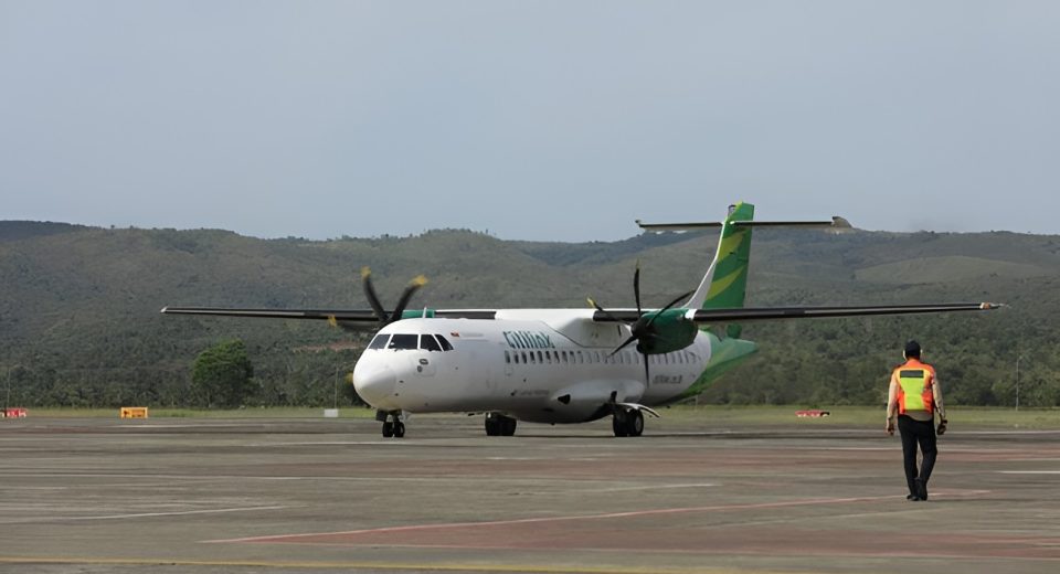 Pesawat Citilink ATR 72-600 yang kembali ke Bandara Halim Perdanakusuma setelah mengalami gangguan roda pendaratan.