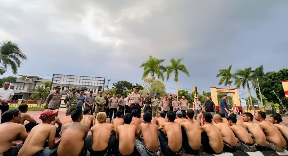 Petugas melakukan penertiban dugaan premanisme dan menyita ratusan botol minuman keras di Bandung.