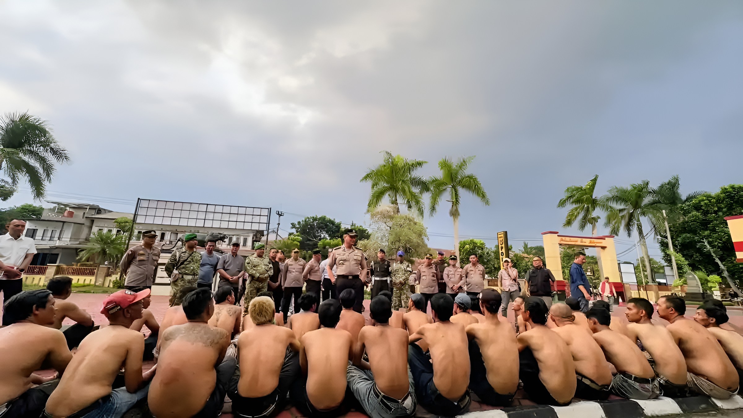 Petugas melakukan penertiban dugaan premanisme dan menyita ratusan botol minuman keras di Bandung.